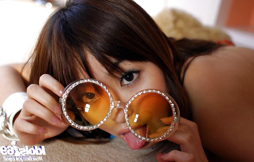 16P Hikaru Koto, jeune asiatique coquine, se déshabille et s'amuse.