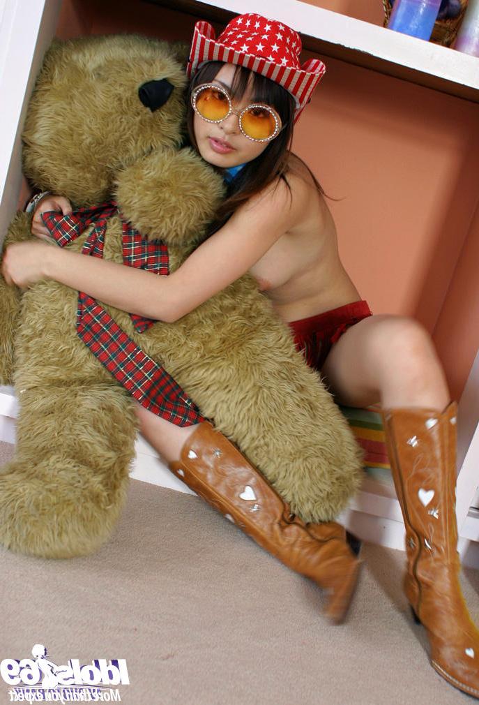 16P Hikaru Koto, jeune asiatique coquine, se déshabille et s'amuse.