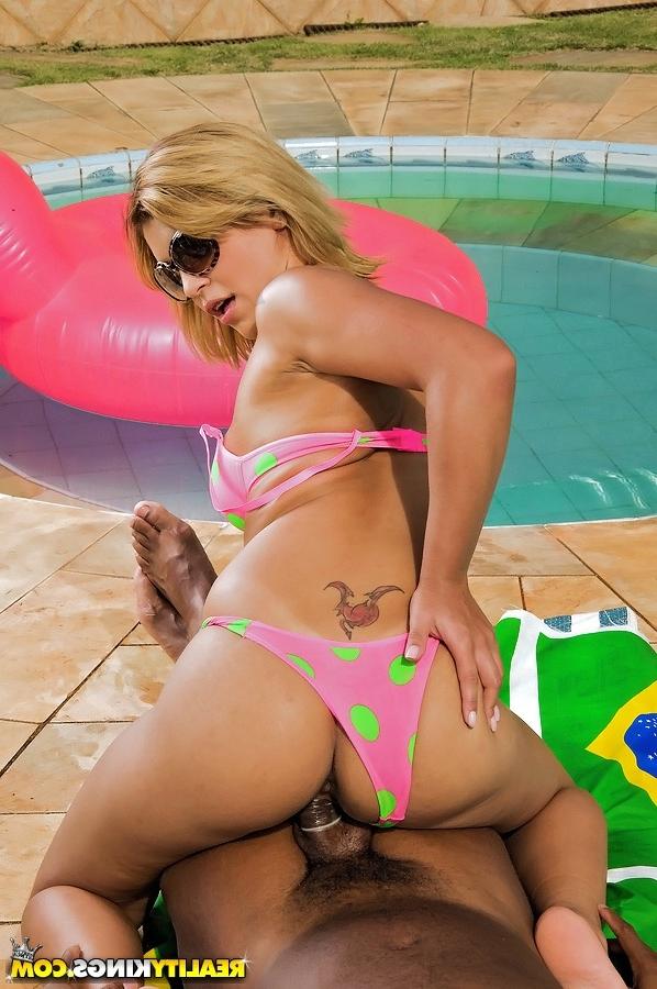 16P Sultry MILF in bikini Anny Lee scores a big black dick in the pool