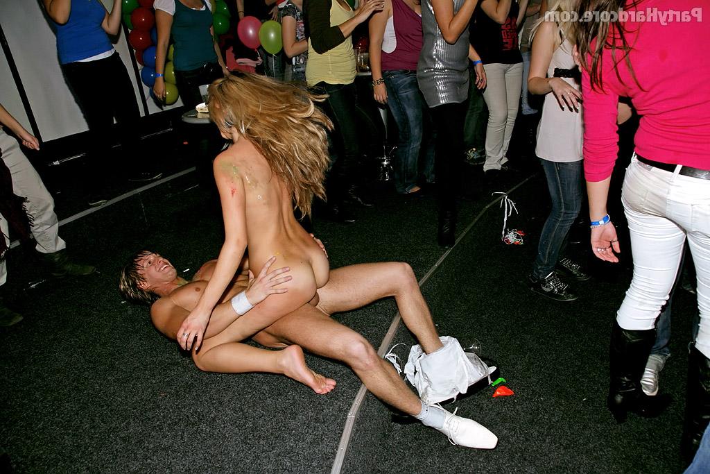 16P Steaming hot blonde amateur gets fucked by well-hung male stripper