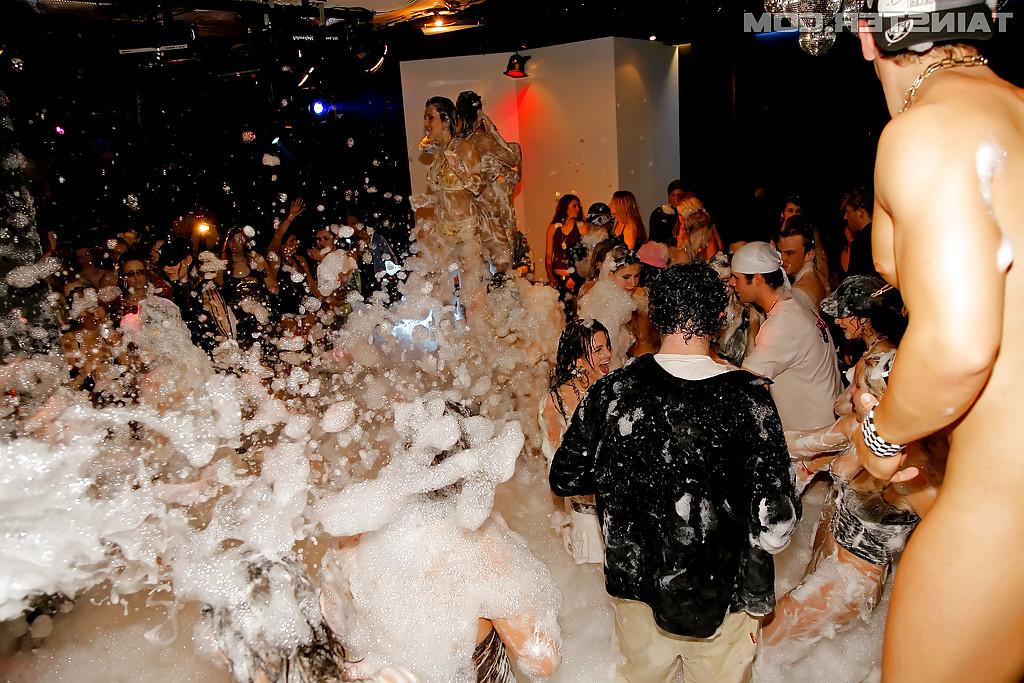 16P Cock hungry european babes give blowjobs at the wild sex party