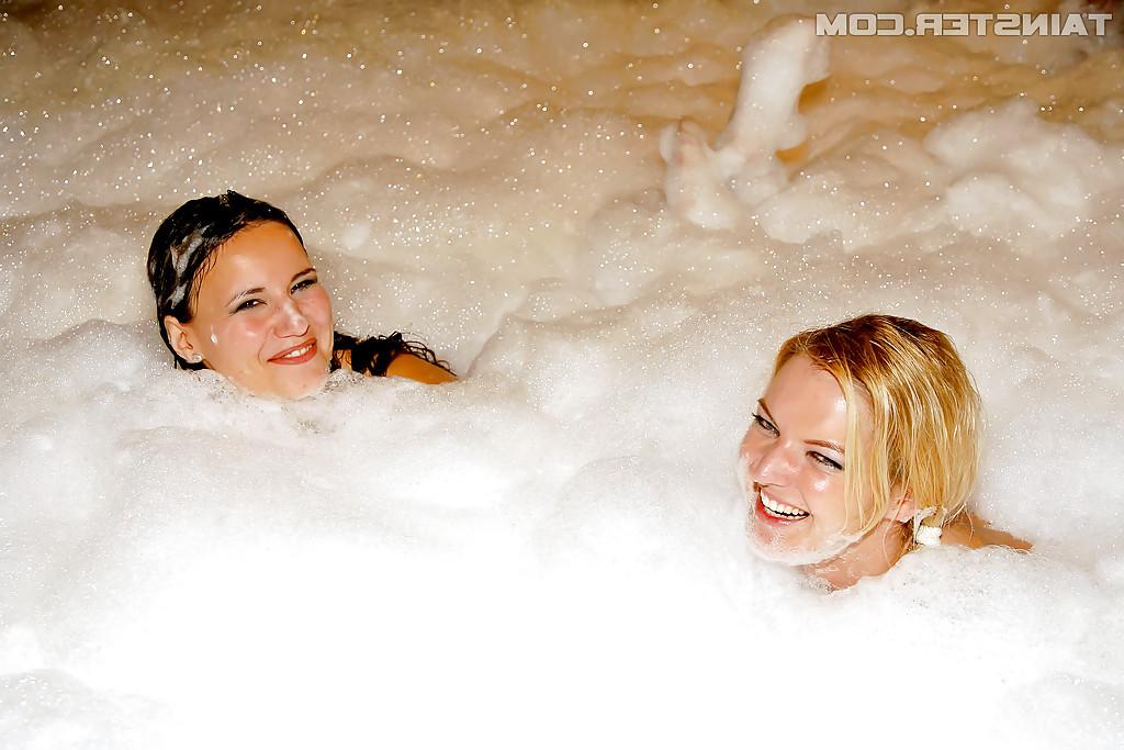 16P Cock hungry european babes give blowjobs at the wild sex party