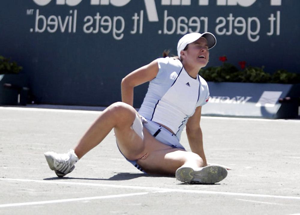 25P Tennis women nude on court fake