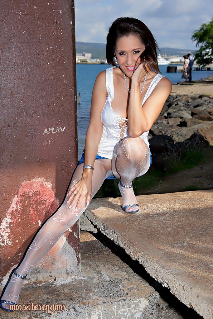 16P Shameless mature hottie Roni flashing shapely tits and booty in public