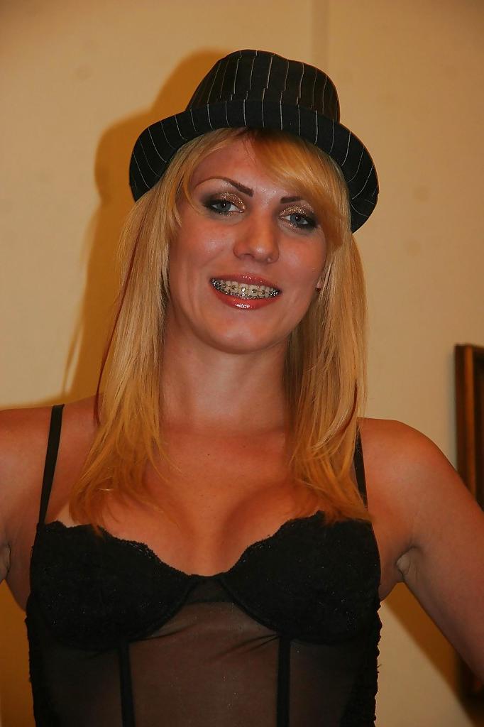16P Blonde shemale Kananda Hickman loves to stuff plump girls like Yorkine