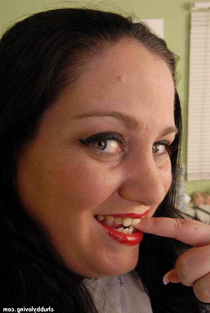 16P Fatty Glory-Foxxx reveals her giant all-natural boobies on cam