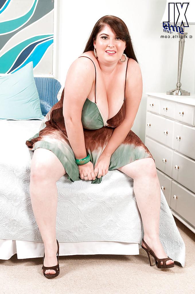 16P Luscious brunette Brandie Moore puts her fat tits and plump ass on display