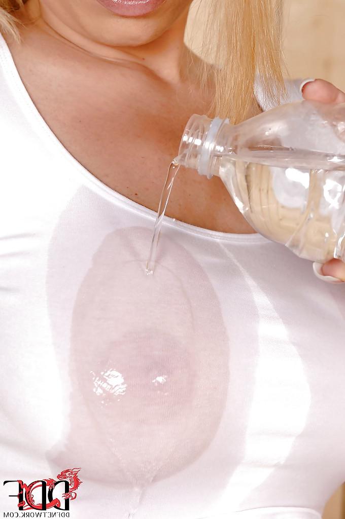 16P Skillful babe Dona Bell drinking water and making boobs wet