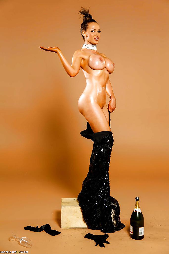 16P Just look at Nikki Benz's amazing round boobies and big fuckable booty