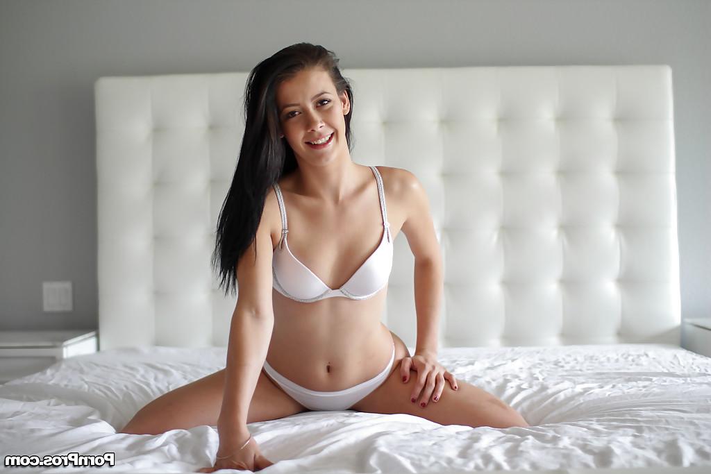 16P Teenager Alaina Kristar shows off her awesome juicy booty on cam