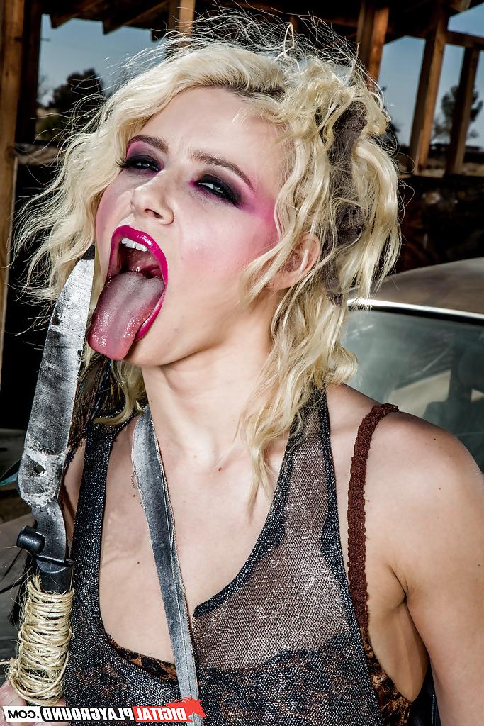 16P Outdoor masturbating action from a hot babe Anikka Albrite