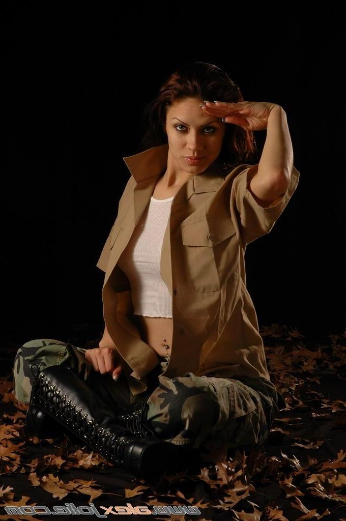 15P Pictures of teen Alex Jolie stripping naked for you