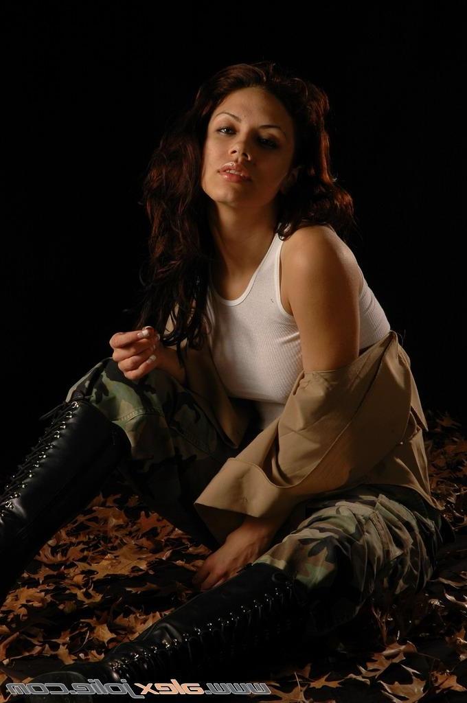 15P Pictures of teen Alex Jolie stripping naked for you