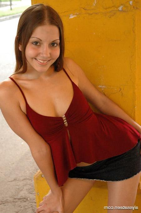 15P Pictures of teen model Alyssa Teen teasing with her cute face