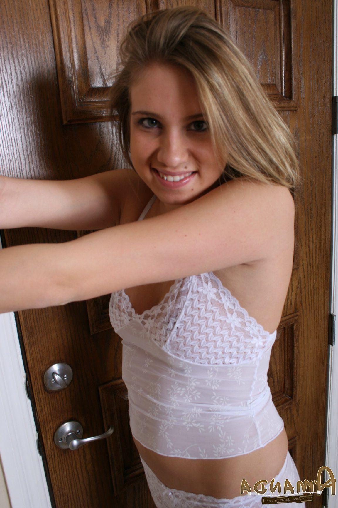 15P Pictures of Amanda Amore stripping out of her clothes