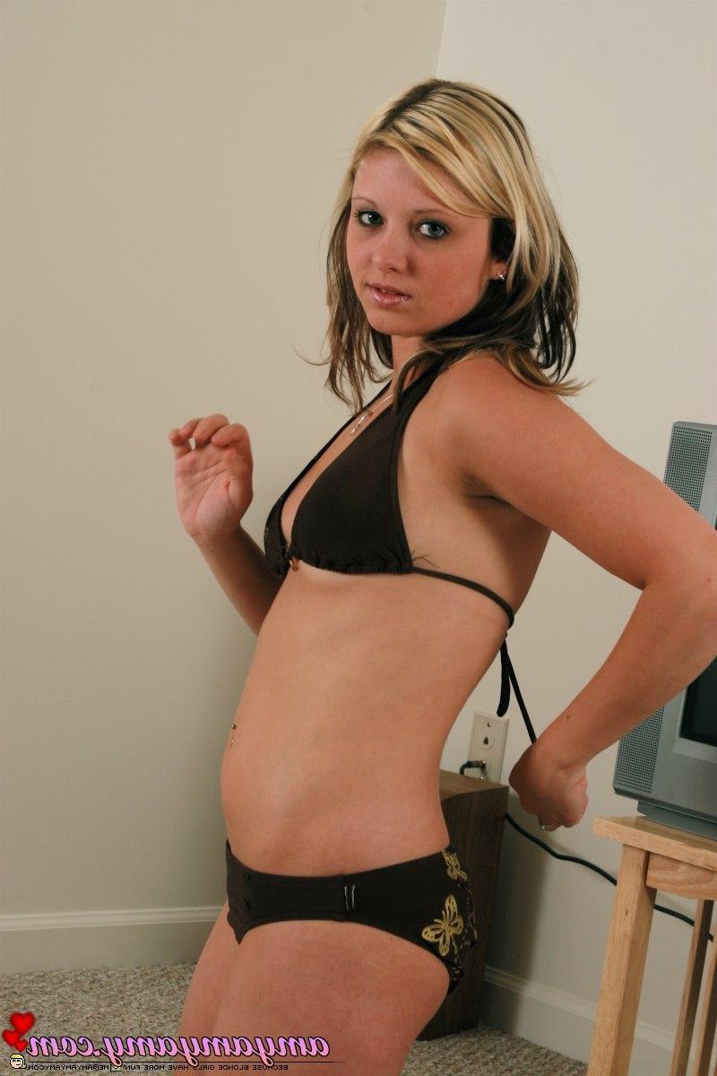 20P Pictures of Amy Amy Amy stripping down to a bikini