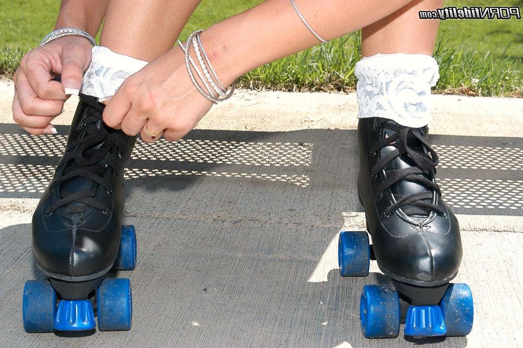 16P Amy Brooke meets a stranger roller blading and takes his cock up her ass