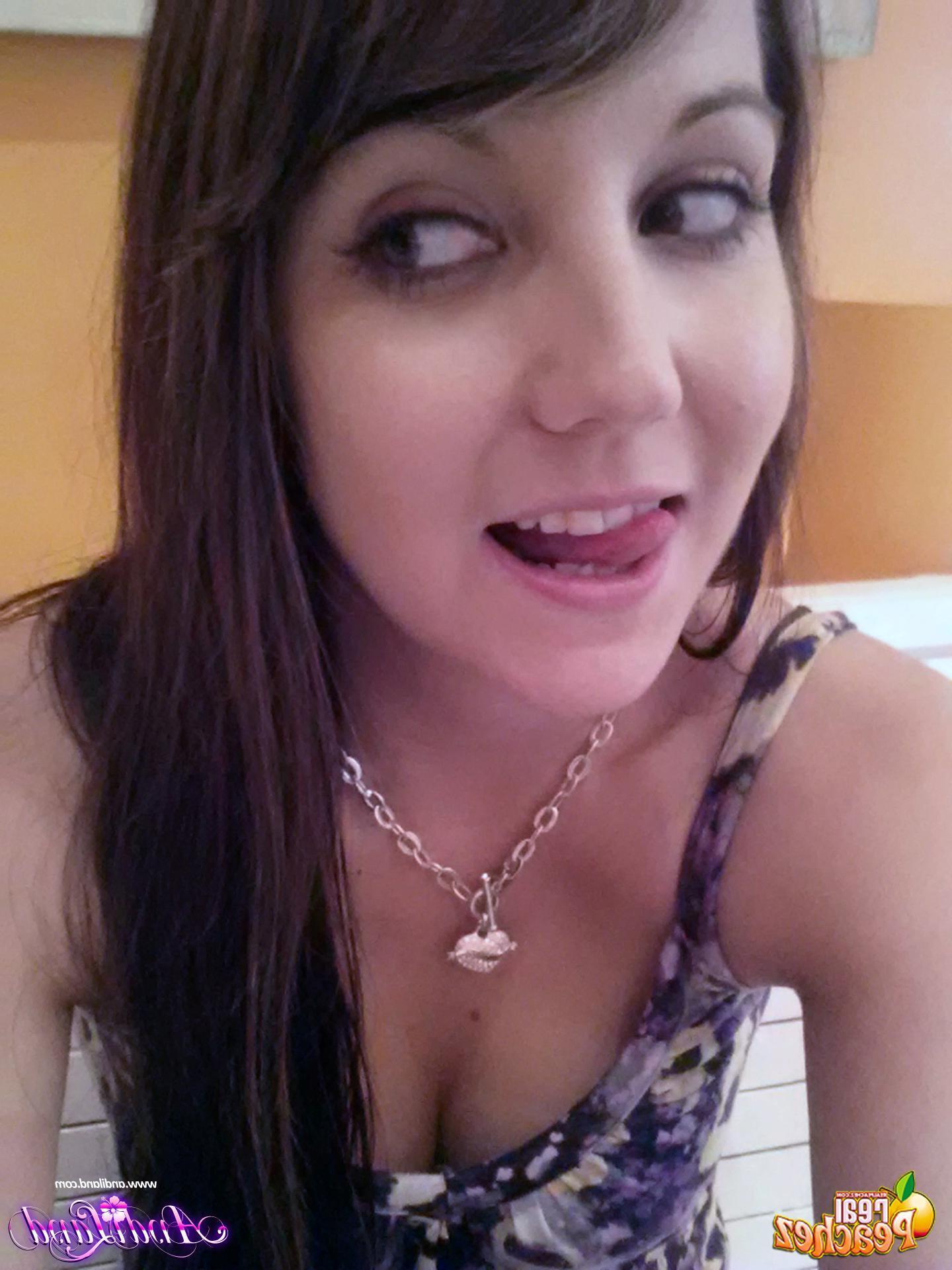 15P Andi Land and Sarah Peachez took a vacation to Vegas and share some of their pics
