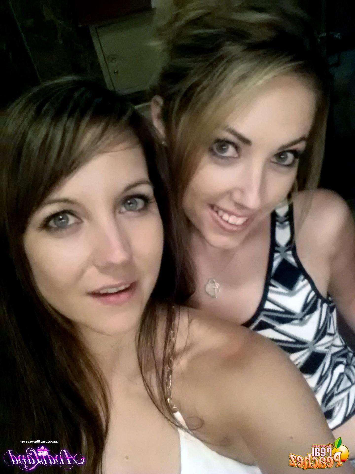 15P Andi Land and Sarah Peachez took a vacation to Vegas and share some of their pics