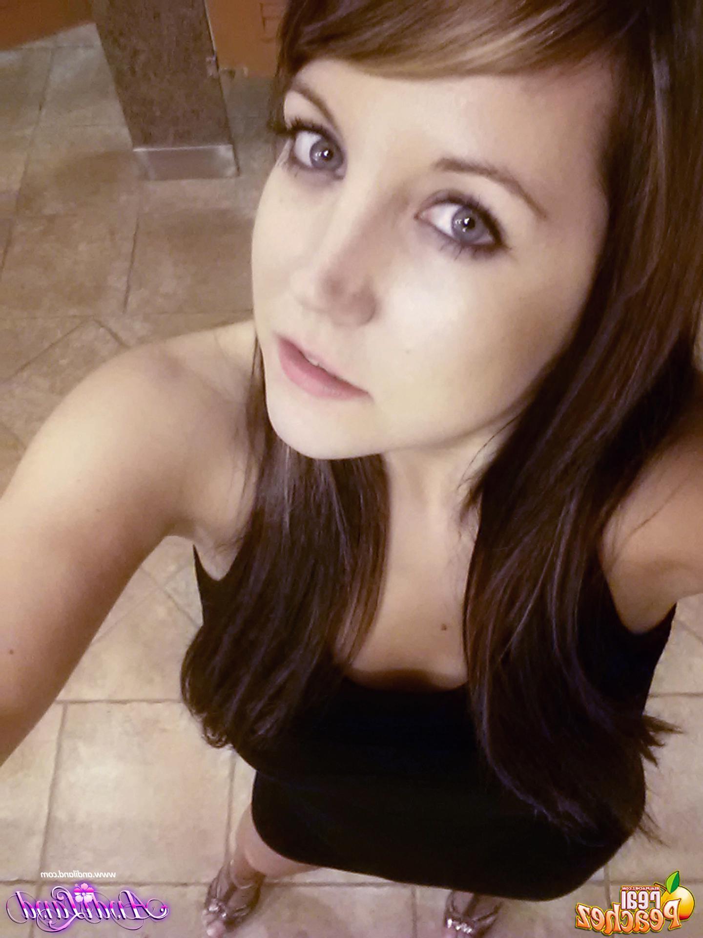 15P Andi Land and Sarah Peachez took a vacation to Vegas and share some of their pics