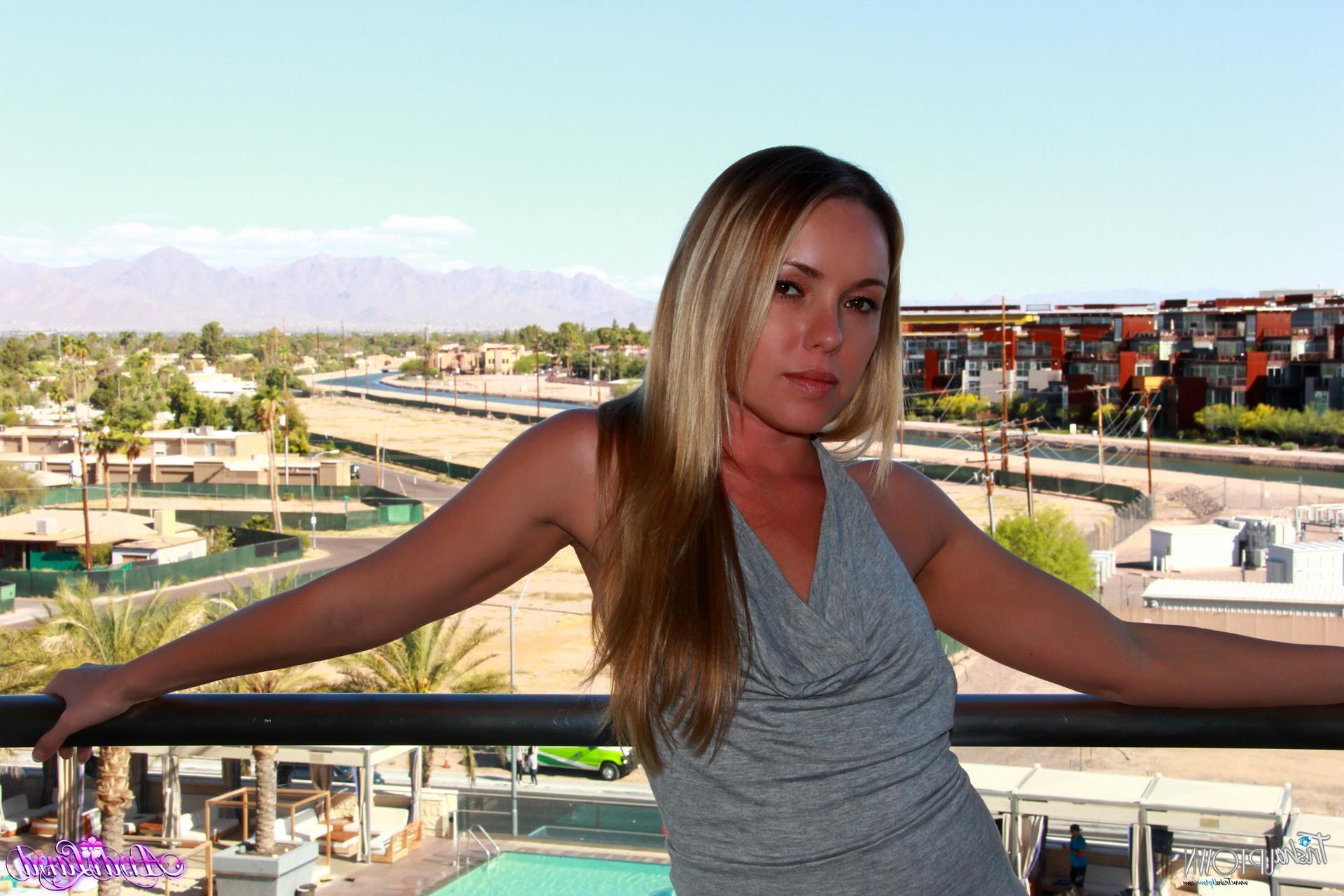 15P Pictures of Andi giving you sexy candids on the balcony