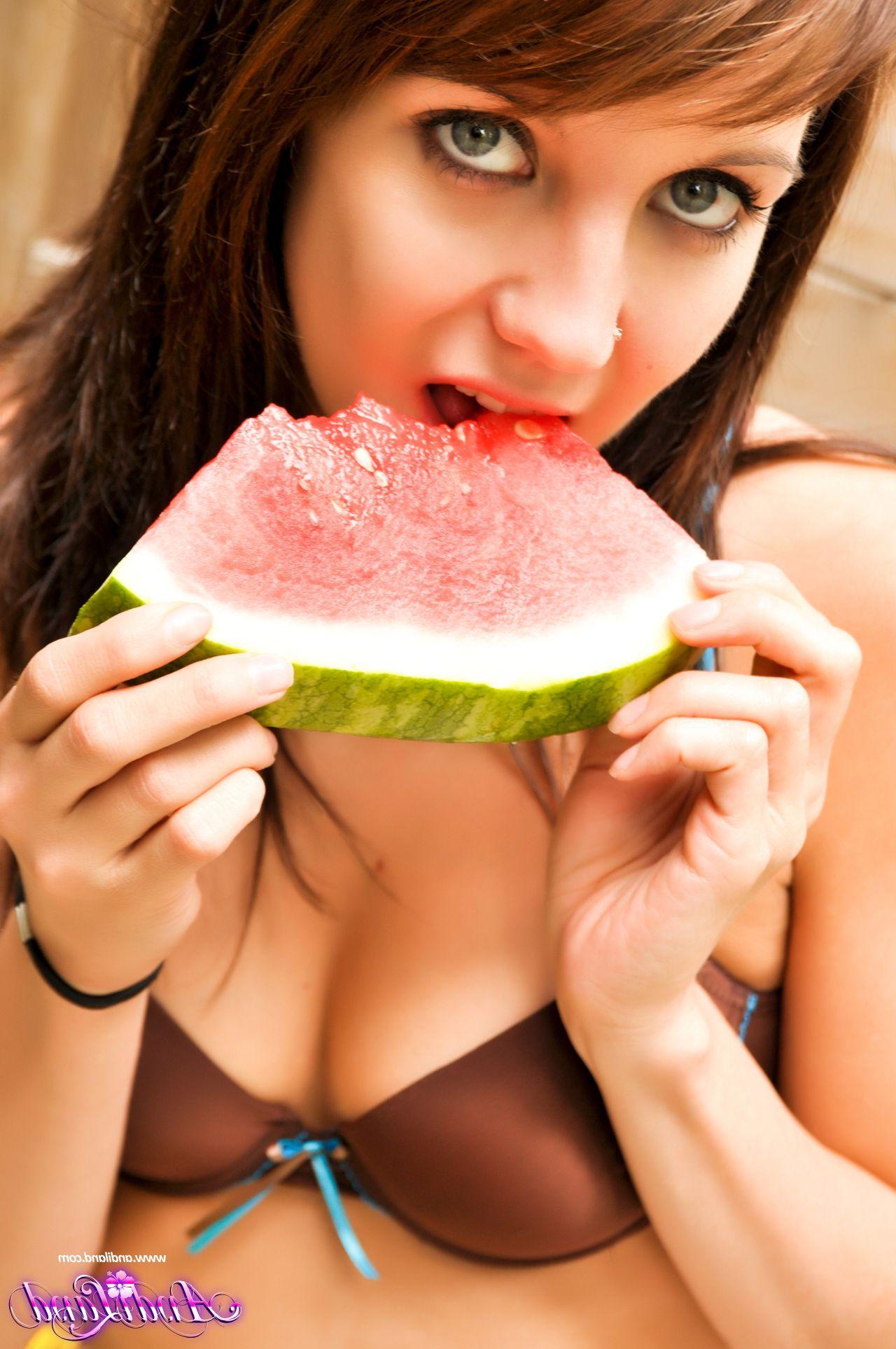15P Pictures of Andi Land eating something sweet