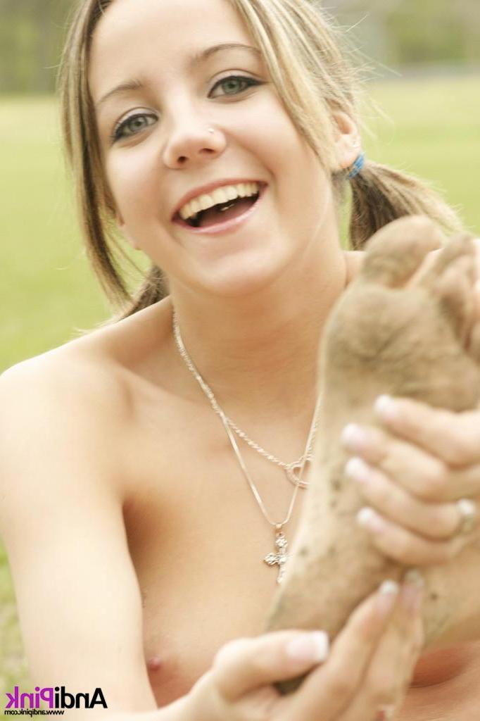 15P Pictures of Andi Pink showing her pretty pussy outside