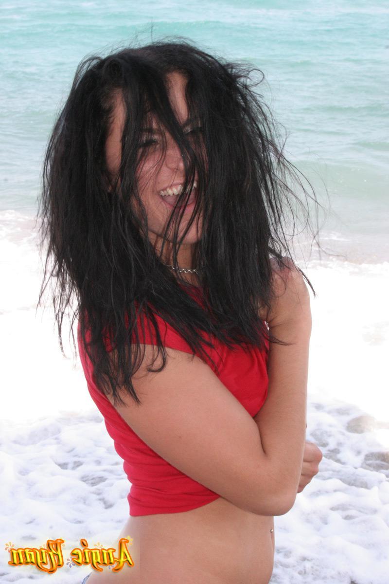 20P Pictures of Angie Ryan stripping on a beach