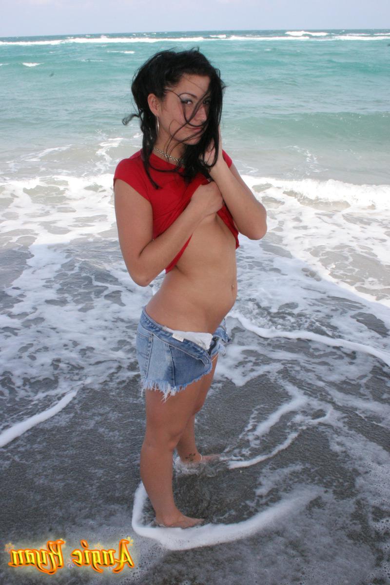 20P Pictures of Angie Ryan stripping on a beach