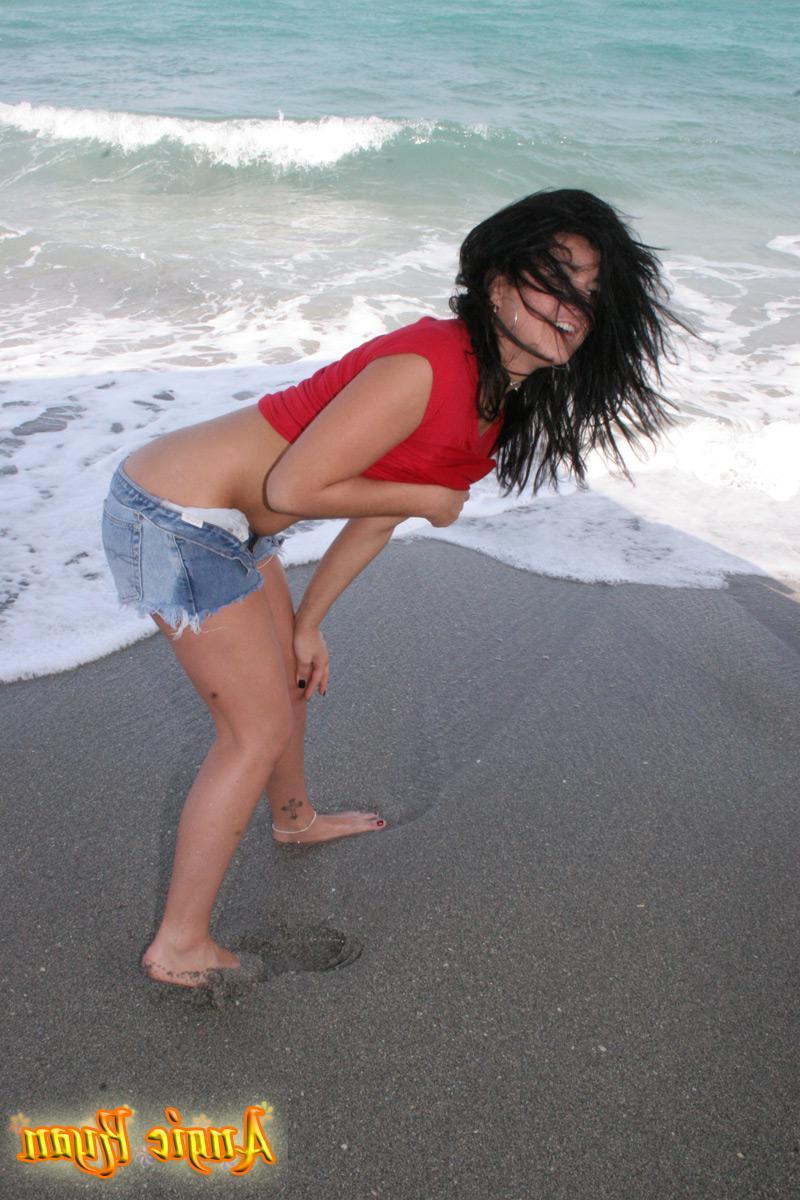 20P Pictures of Angie Ryan stripping on a beach