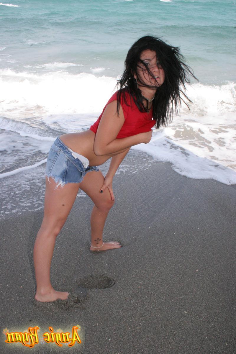 20P Pictures of Angie Ryan stripping on a beach