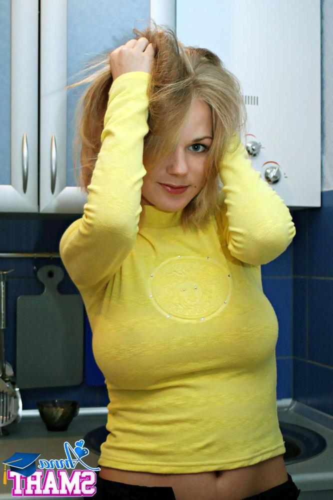 15P Pictures of teen nympho Anna Smart showing off her big boobs