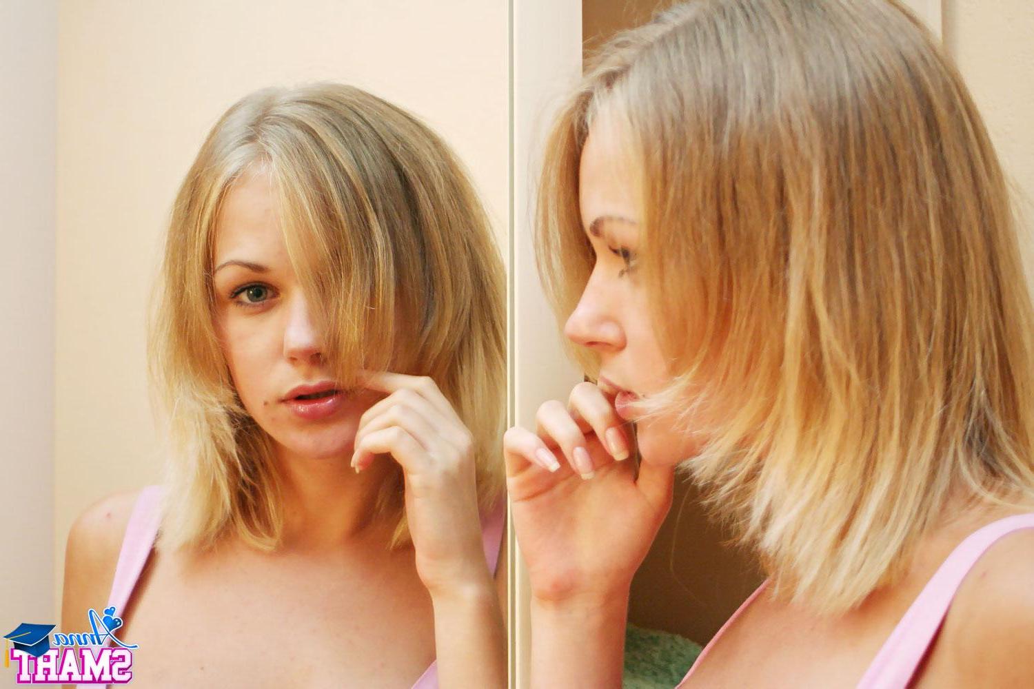 15P Pictures of Anna Smart stripping naked for you