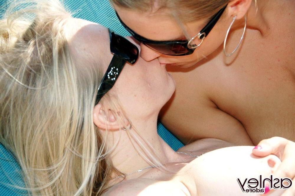 16P Pictures of Ashley Adore eating pussy outside