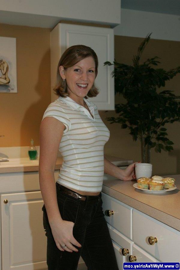 16P Pictures of Ashley Edmonds stripping for you