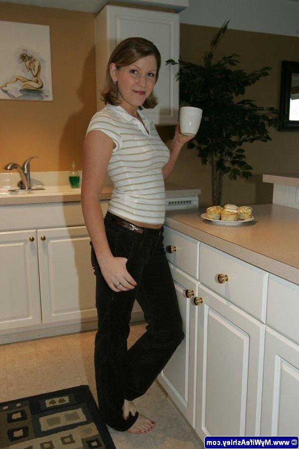 16P Pictures of Ashley Edmonds stripping for you