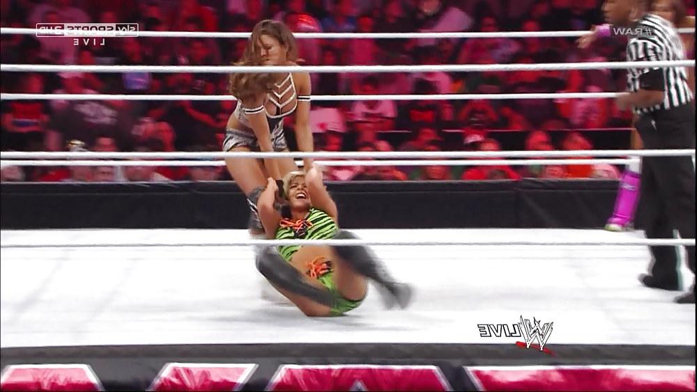 25P Eve Torres - WWE Diva mega collection 