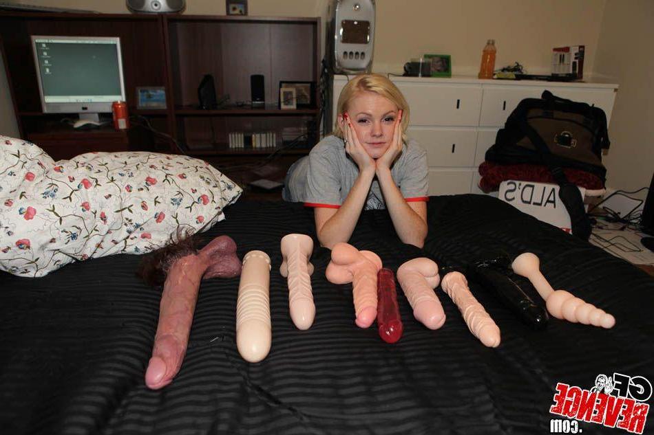 12P Pictures of a blonde girlfriend enjoying the taste of cum