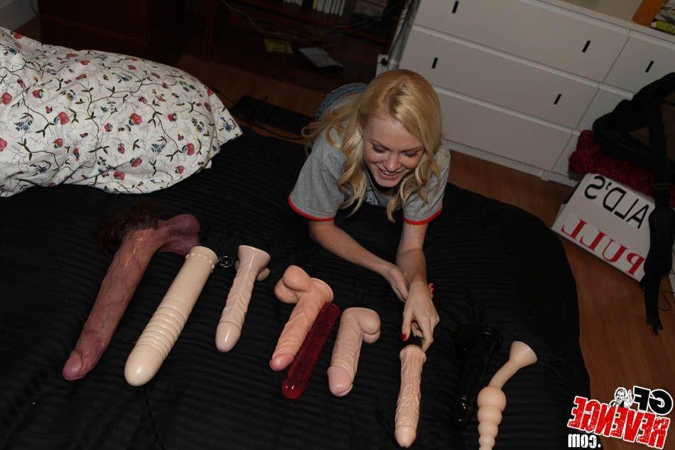 12P Pictures of a blonde girlfriend enjoying the taste of cum