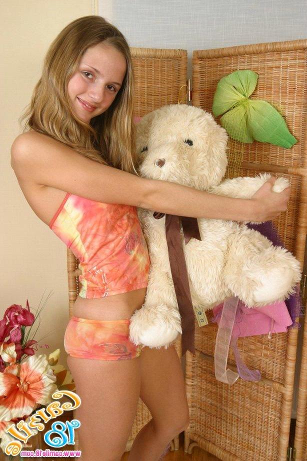 15P Pictures of teen Camile 18 stripping to her panties