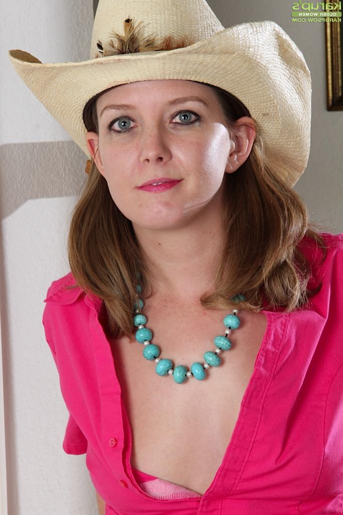 16P Smooth looking brunette milf Deliliah is masturbating her twat
