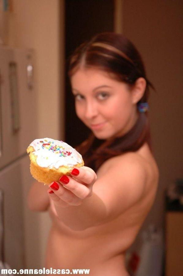 20P Pictures of Cassie Leanne eating cupcakes with no clothes on