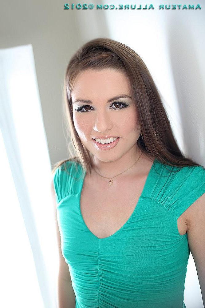 16P Amateur hottie Christie Nelson sucks dick and eats a cum shot