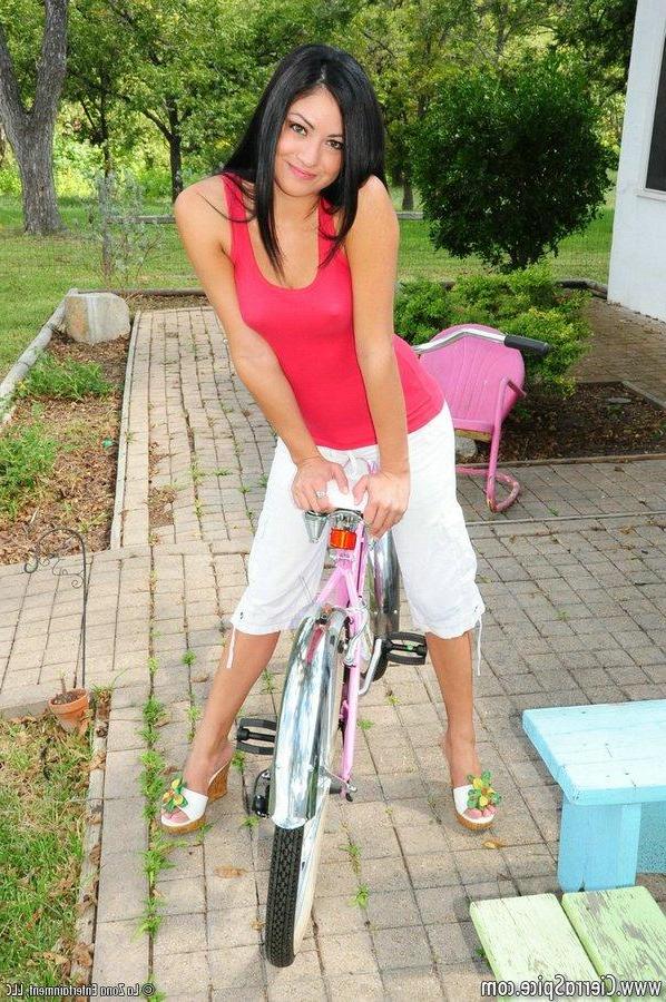 15P Pictures of Cierra Spice stripping outside
