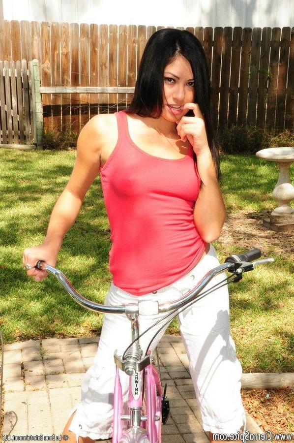 15P Pictures of Cierra Spice stripping outside