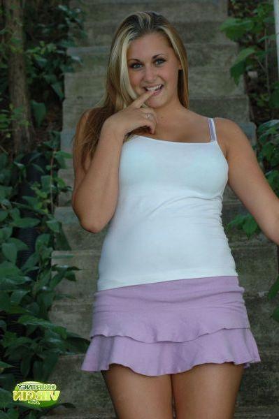 16P Pictures of Courtney Virgin stripping outside