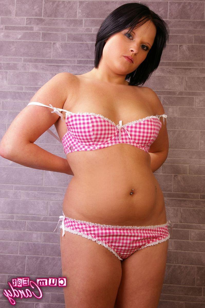 15P Pictures of Cum Eat Candy showing her titties