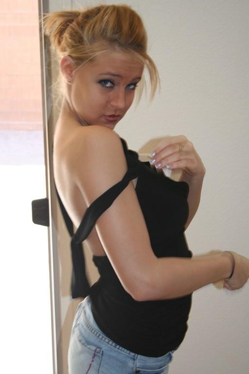 18P Pictures of teen star Dani Summers stripping to her panties