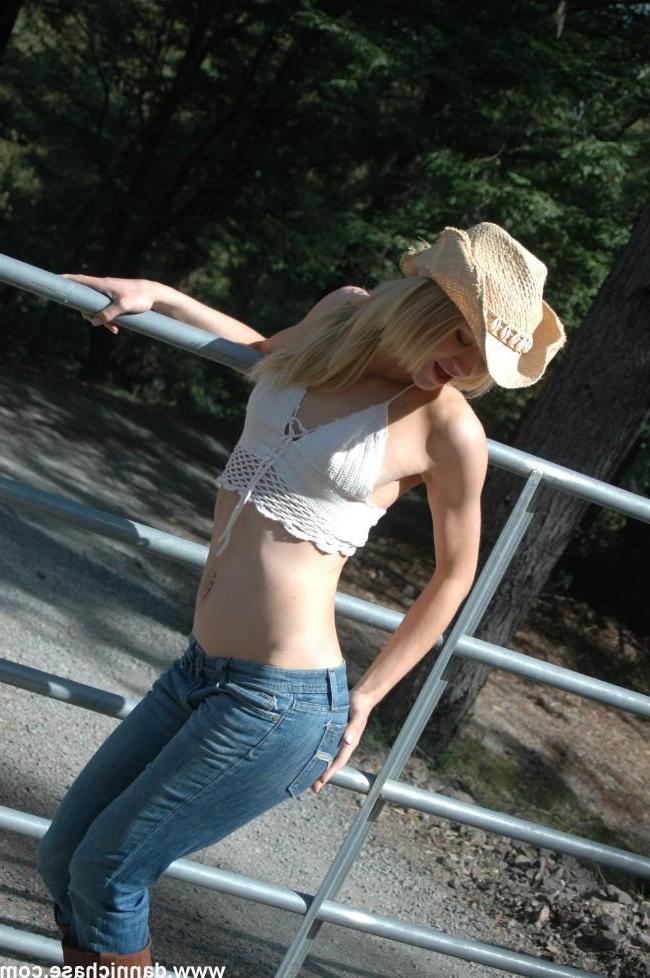 15P Pictures of Danni Chase stripping outside