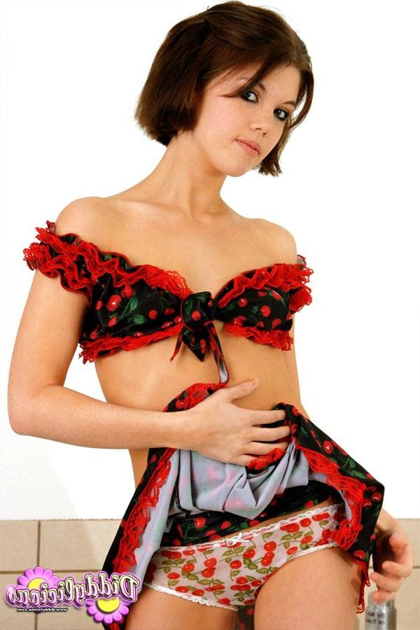 20P Pictures of Diddylicious stripping just for you